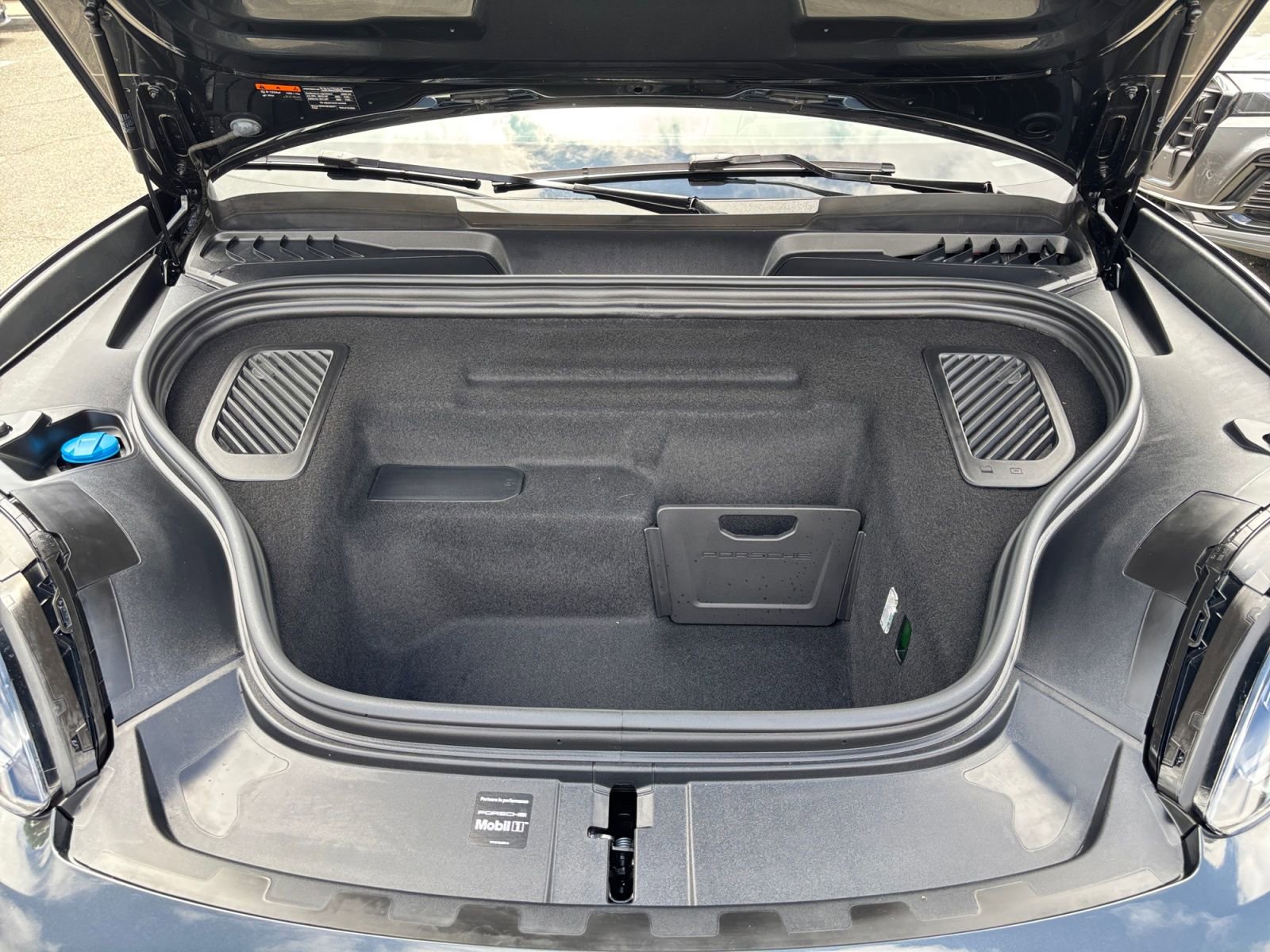 Used 2025 Porsche Macan 4S Electric AWD/4WD image 20