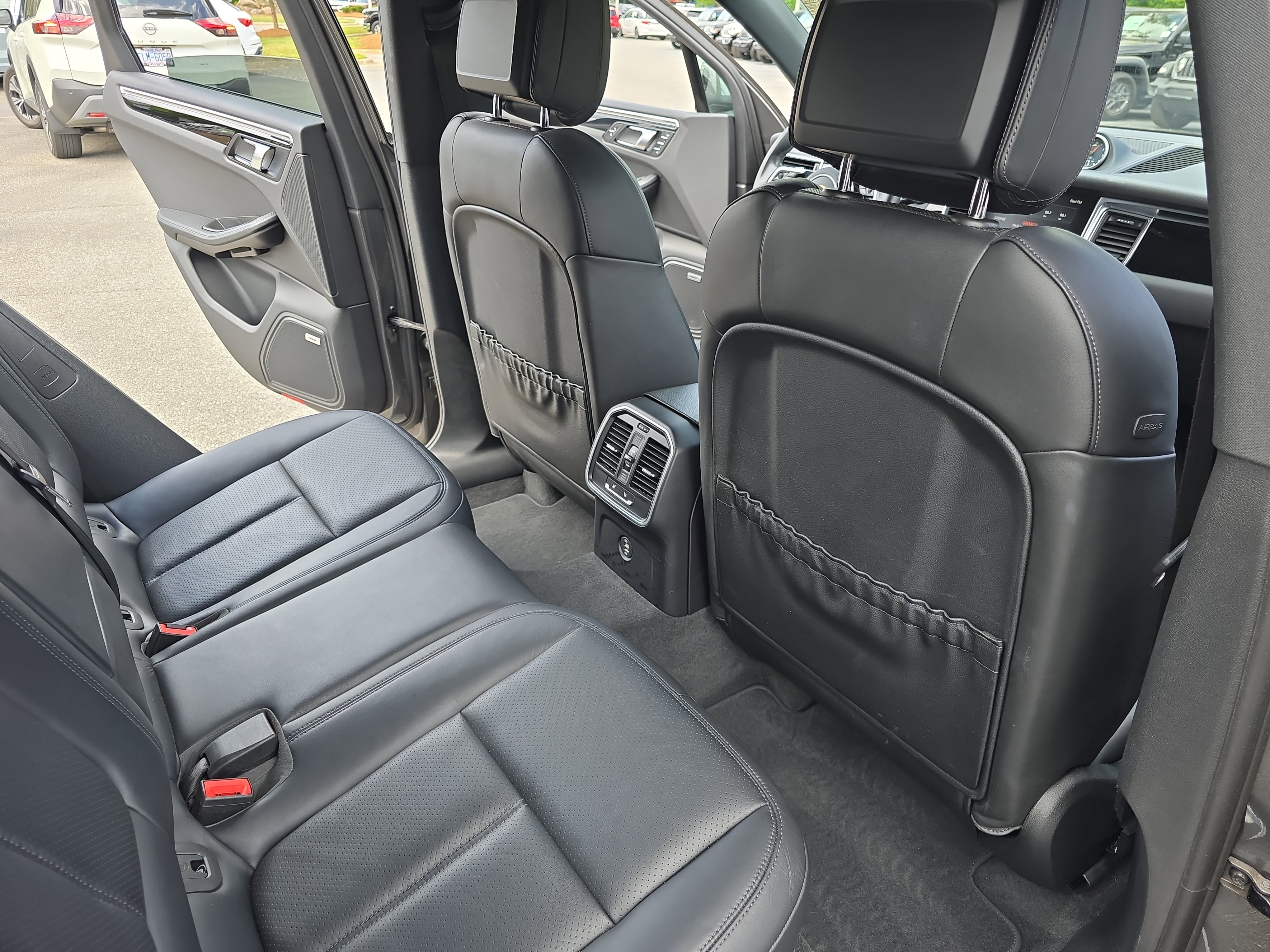 Used 2018 Porsche Macan AWD/4WD image 11