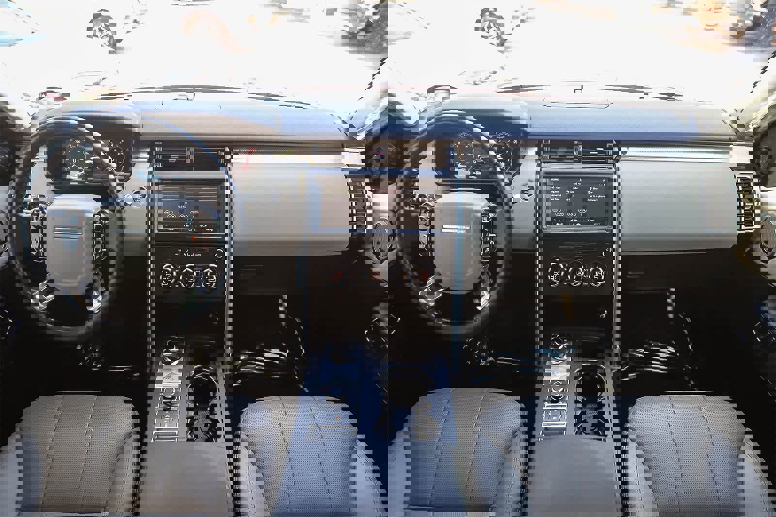 Used 2020 Land Rover Discovery Landmark image 12