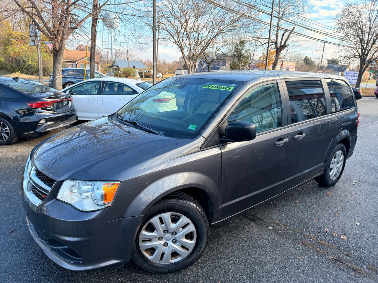 Used 2019 Dodge Grand Caravan SE w/ UConnect Hands-Free Group image 3