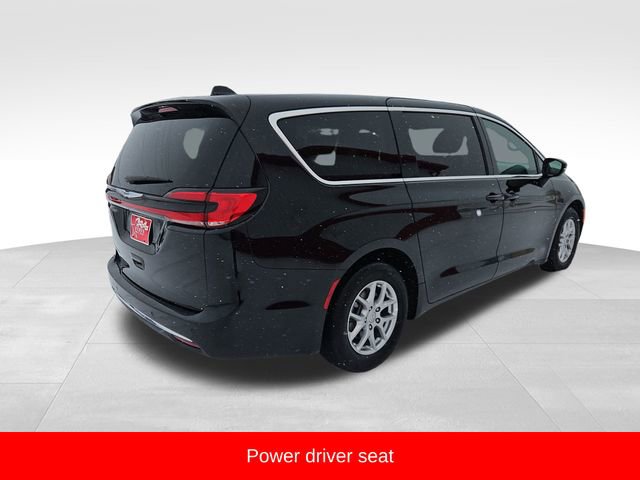 Used 2025 Chrysler Pacifica Select image 7