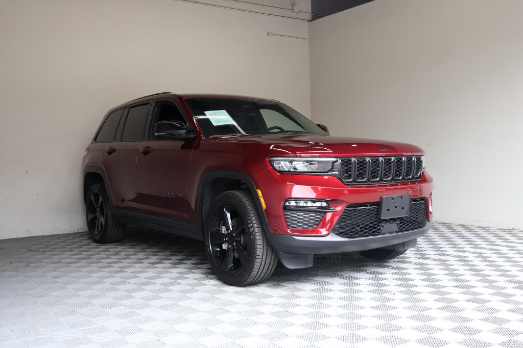 Used 2025 Jeep Grand Cherokee Limited w/ Black Appearance Package AWD/4WD image 6