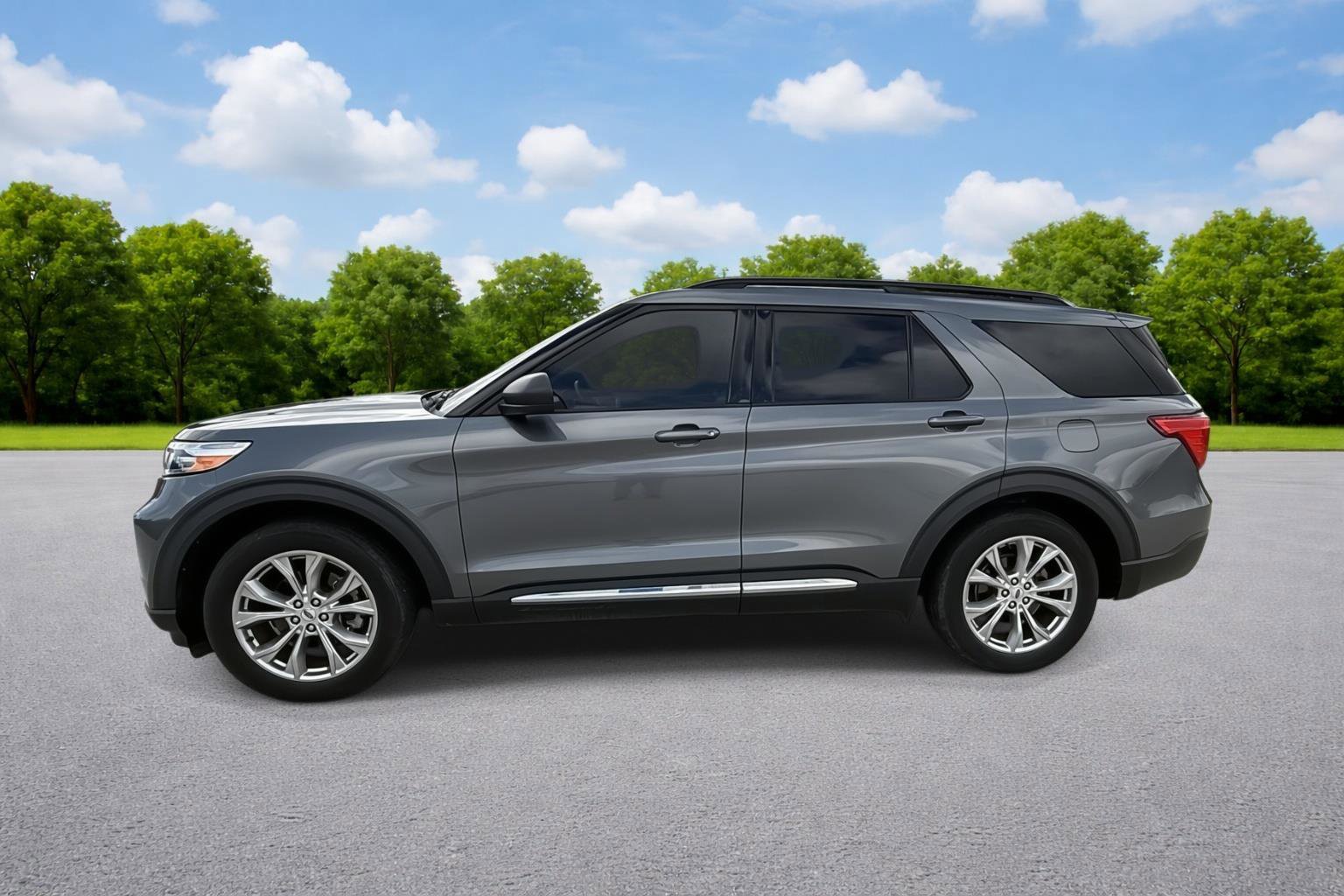 Used 2021 Ford Explorer XLT w/ Equipment Group 202A image 3