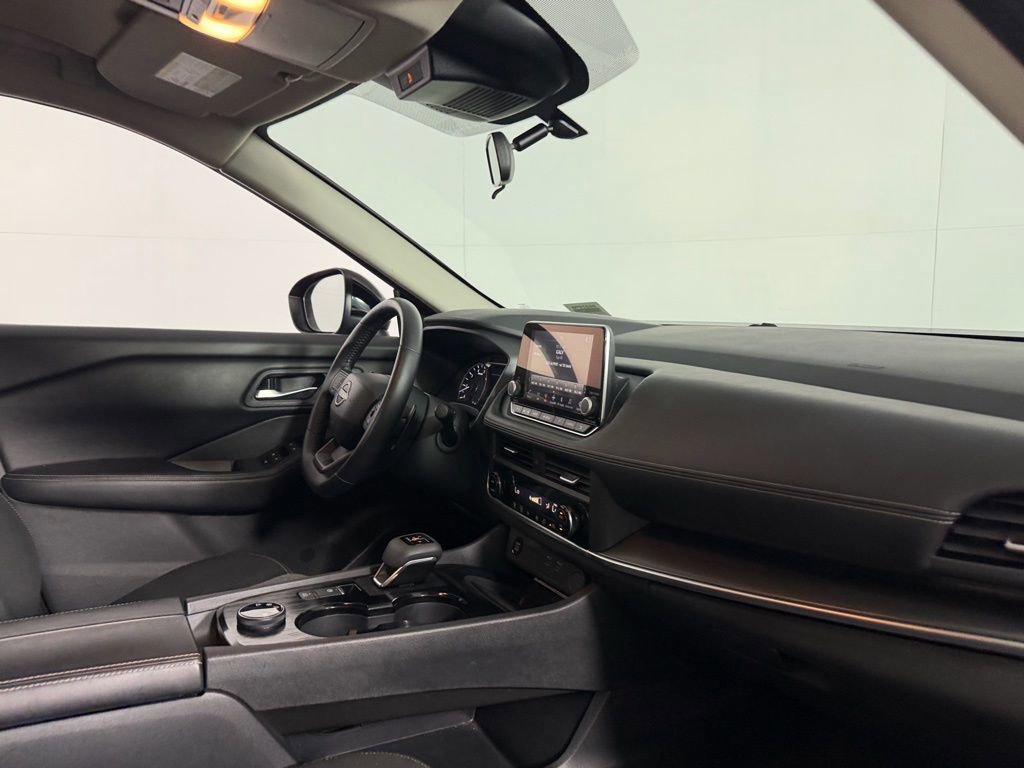 Used 2025 Nissan Rogue SV image 32