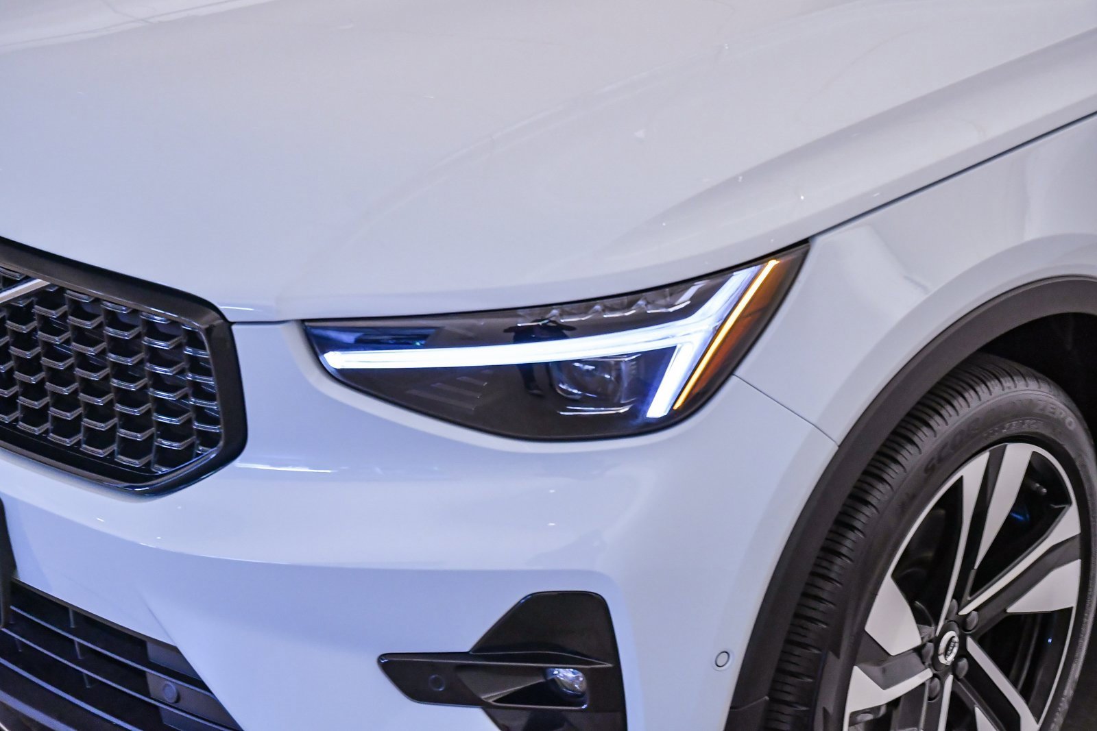 Used 2025 Volvo XC40 B5 Ultra w/ Climate Package image 8