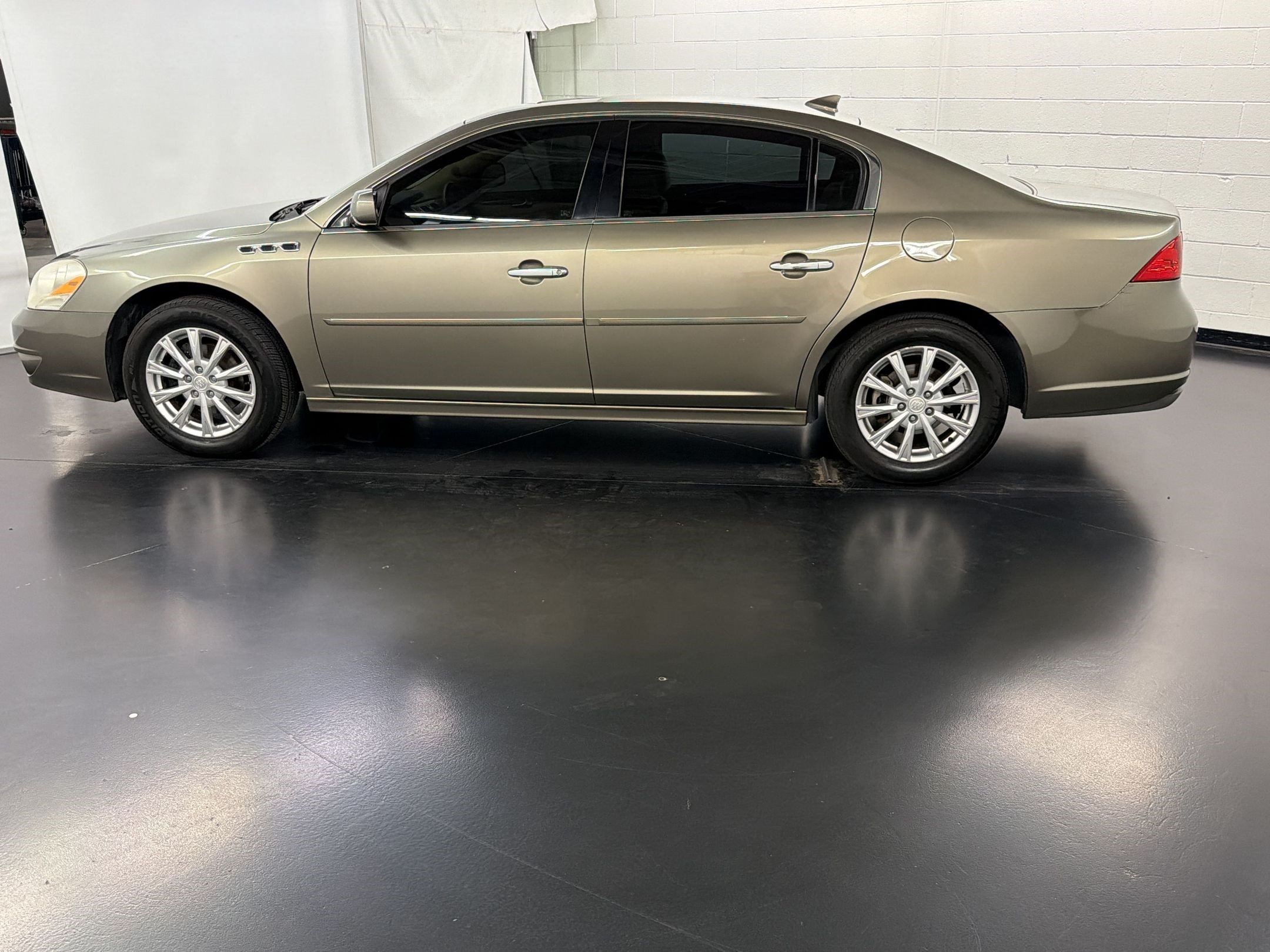 Used 2011 Buick Lucerne CX FWD image 2