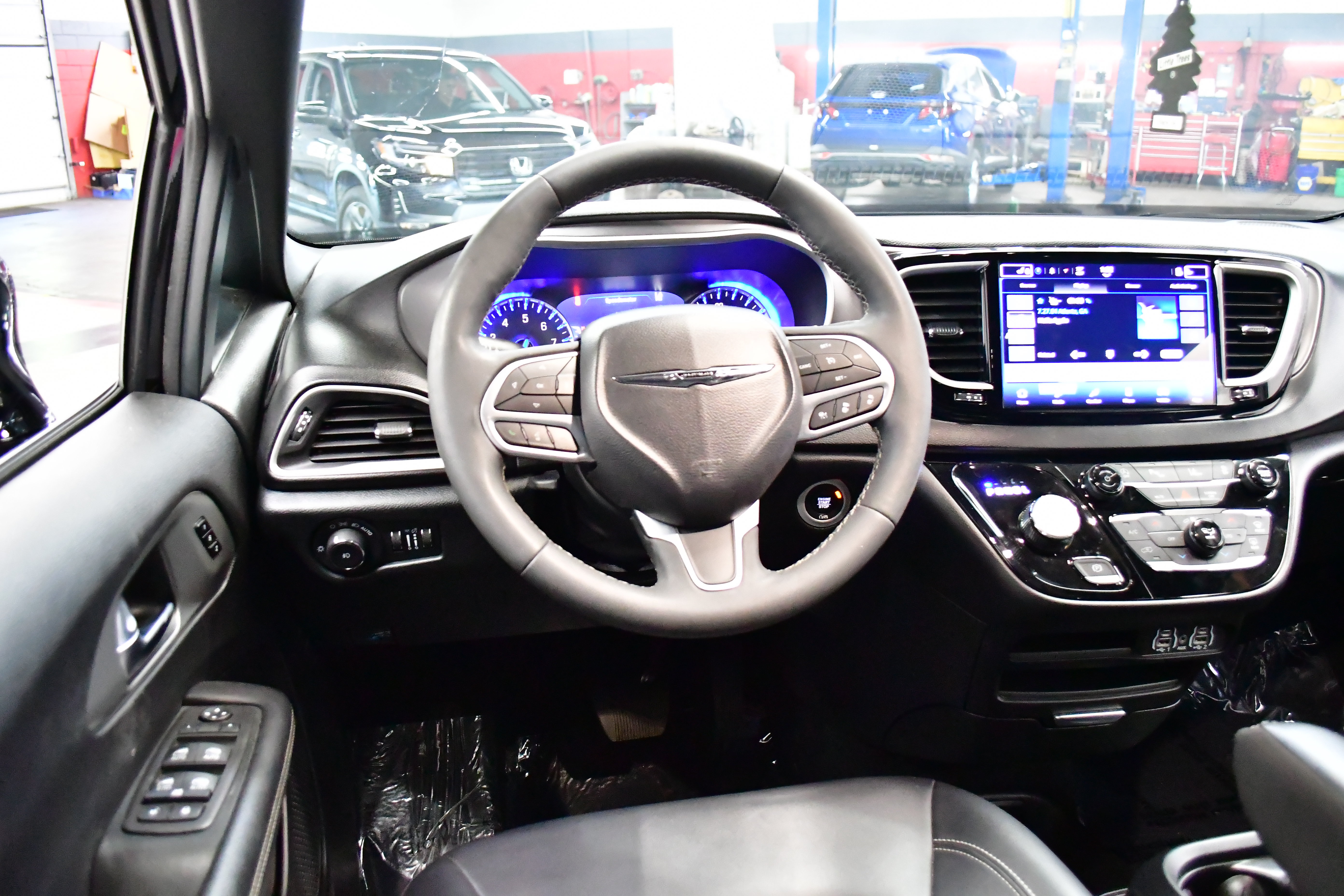 Used 2025 Chrysler Pacifica Select FWD image 8