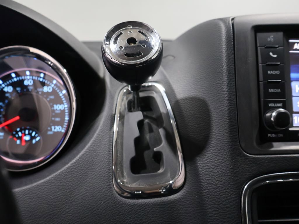 Used 2015 Chrysler Town & Country Touring image 32