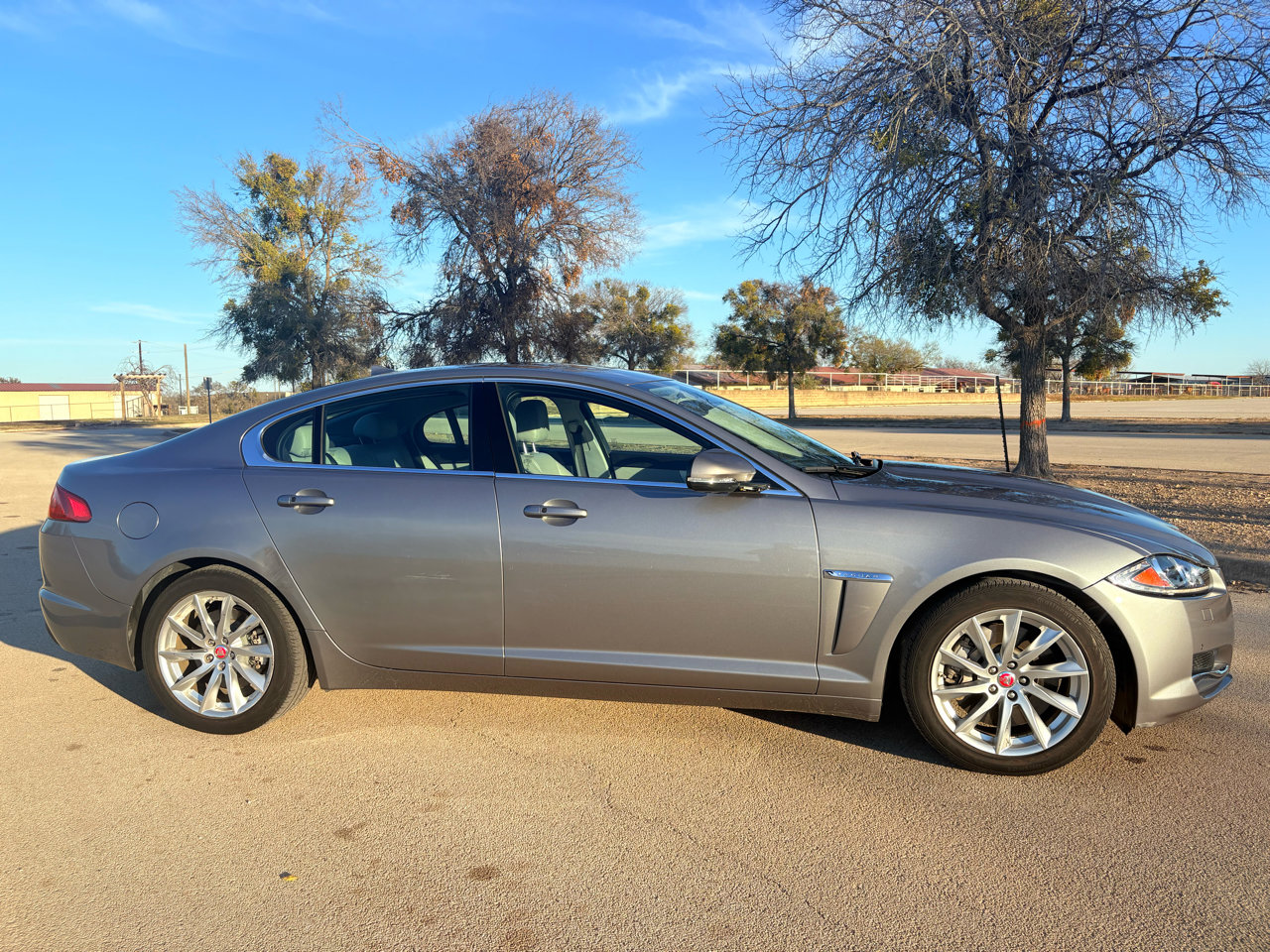 Used 2015 Jaguar XF Premium image 18