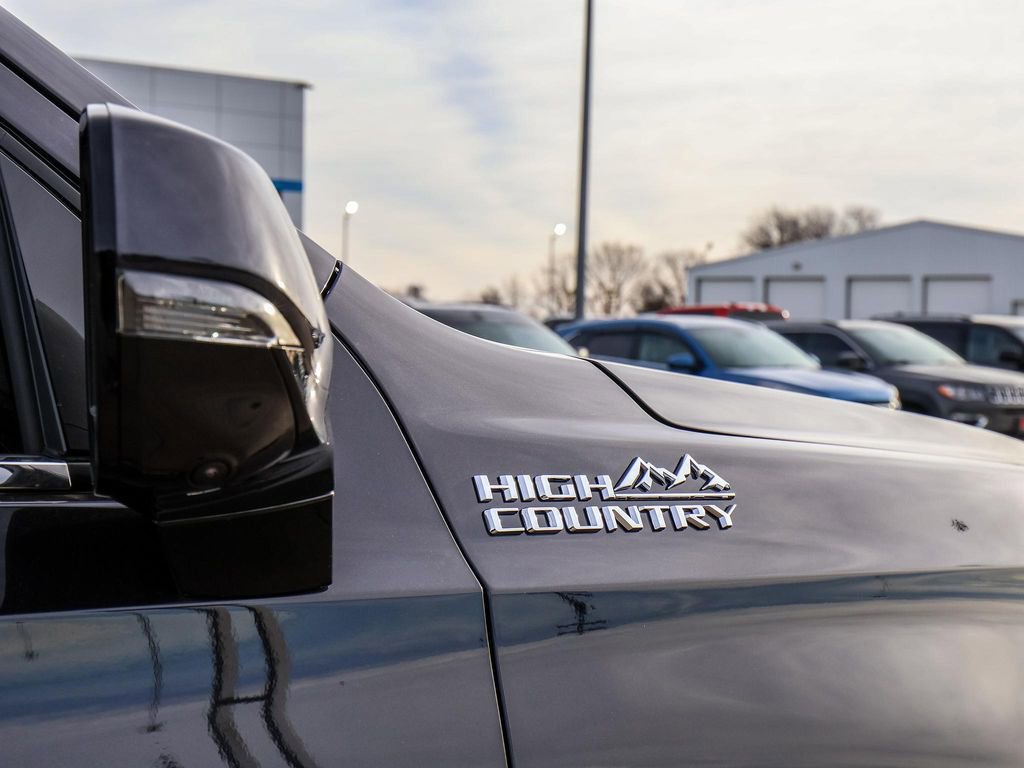 New 2026 Chevrolet Suburban High Country AWD/4WD image 9