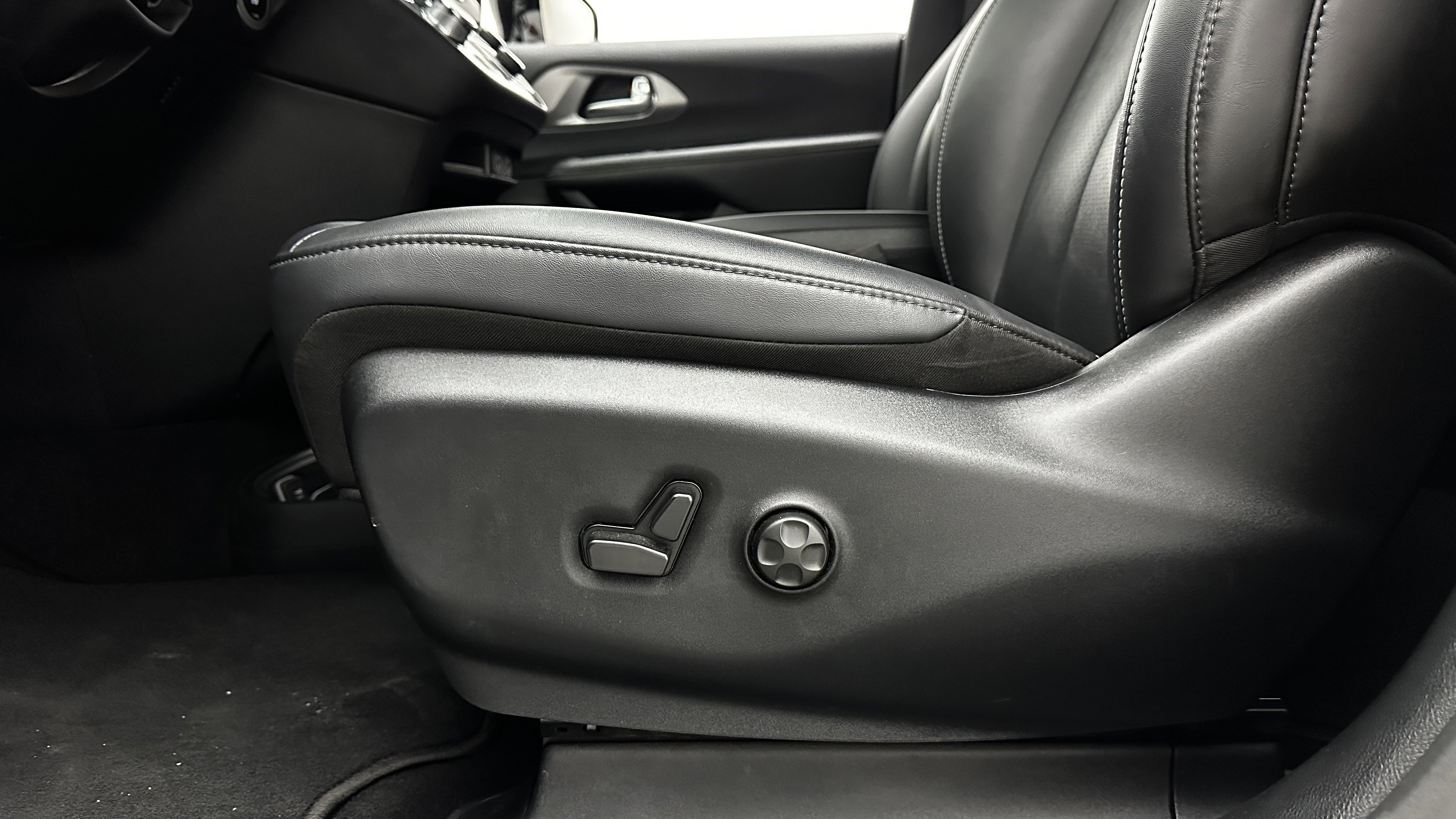 Used 2025 Chrysler Pacifica Select image 12