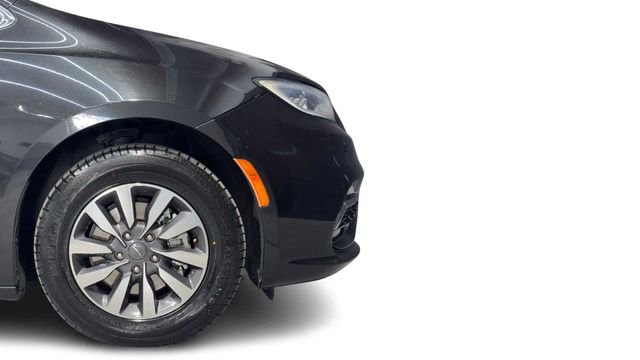 Used 2021 Chrysler Pacifica Touring-L image 8