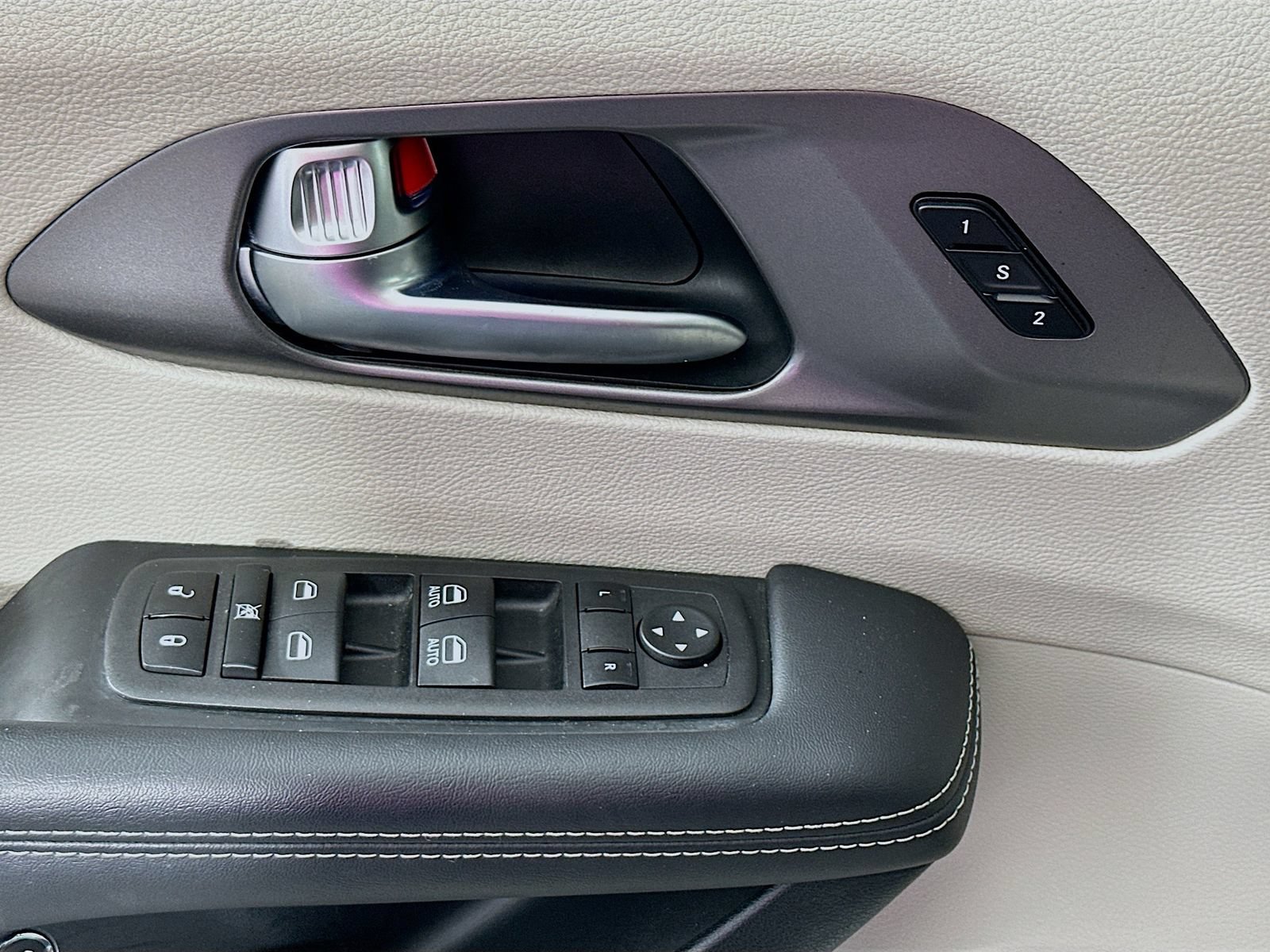 Used 2023 Chrysler Pacifica Touring-L FWD image 18