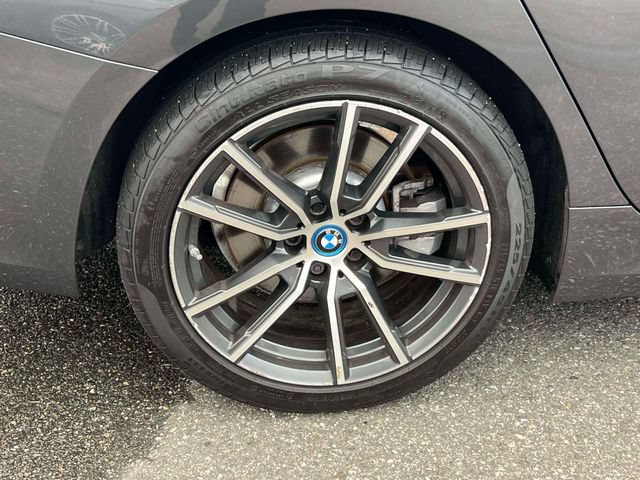 Used 2022 BMW 330e xDrive w/ Driving Assistance Package AWD/4WD image 10