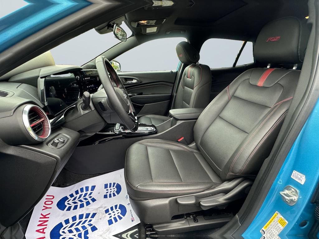 Used 2025 Chevrolet Trax RS w/ Sunroof Package FWD image 9