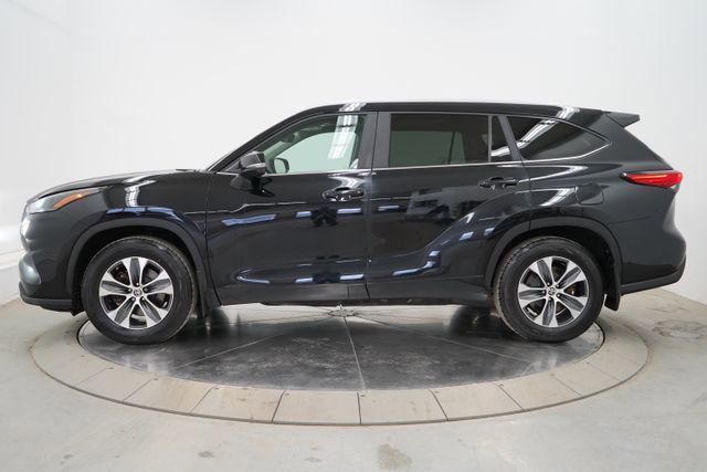 Used 2023 Toyota Highlander XLE image 4