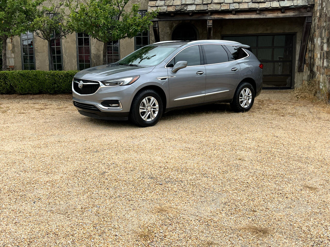 Used 2020 Buick Enclave Essence image 2