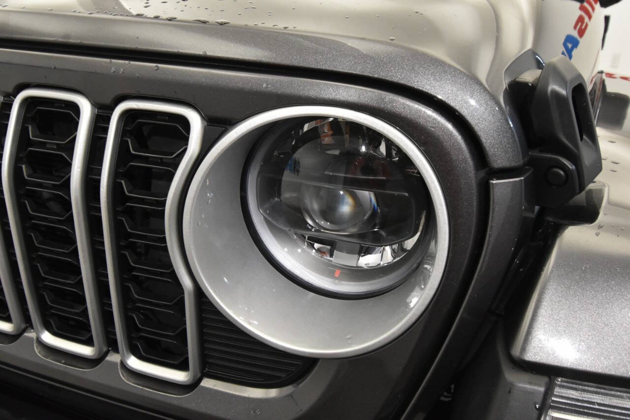 Used 2025 Jeep Wrangler Unlimited Sahara AWD/4WD image 9