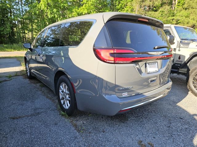Used 2025 Chrysler Pacifica Select image 10