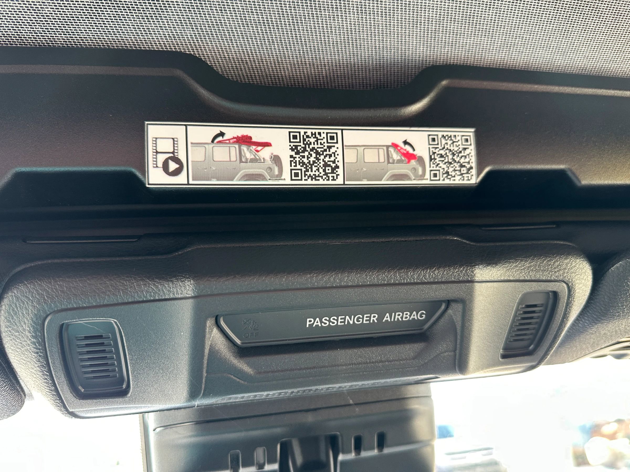 Used 2025 Jeep Wrangler Sport image 21