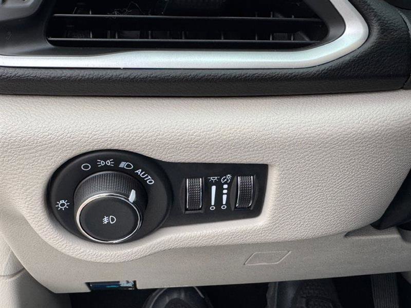 Used 2024 Chrysler Pacifica Touring-L image 26