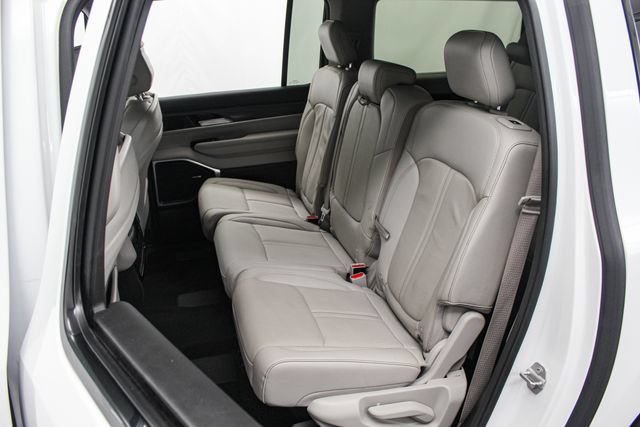 Used 2024 Jeep Wagoneer L Series II RWD image 16