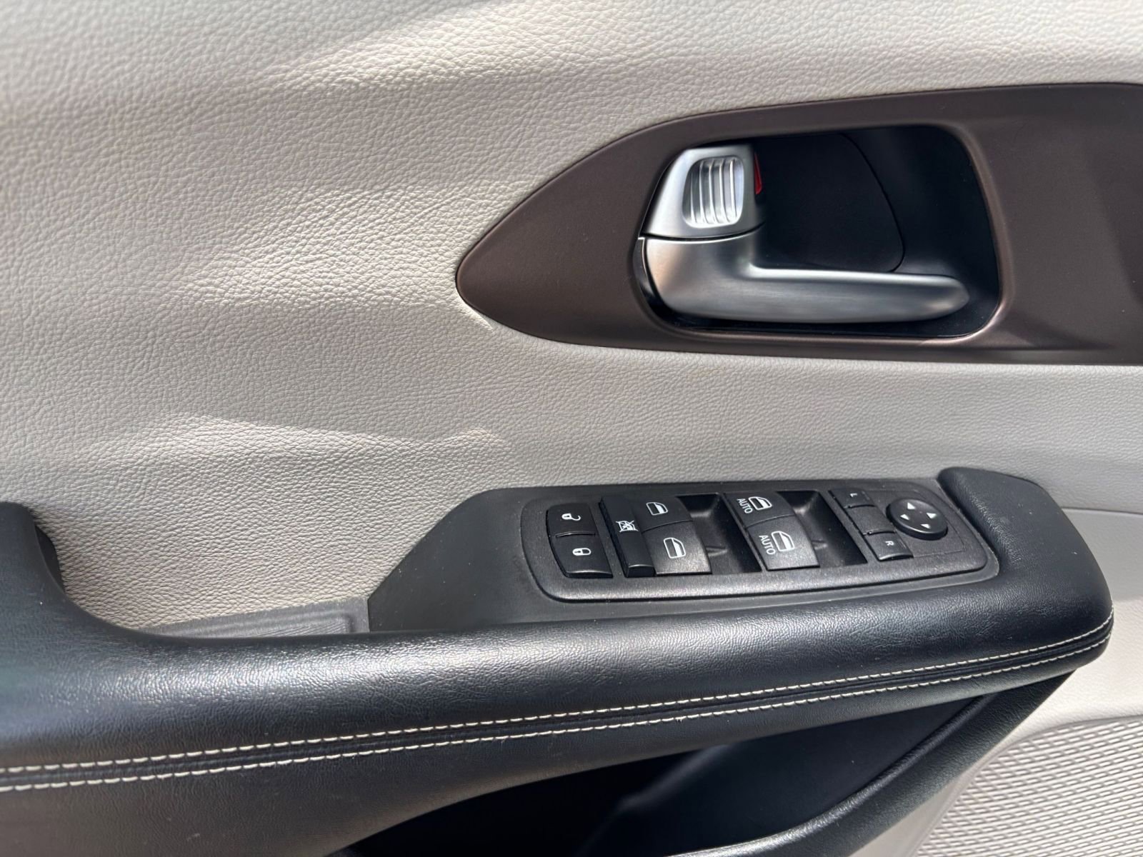 Used 2023 Chrysler Voyager LX FWD image 18
