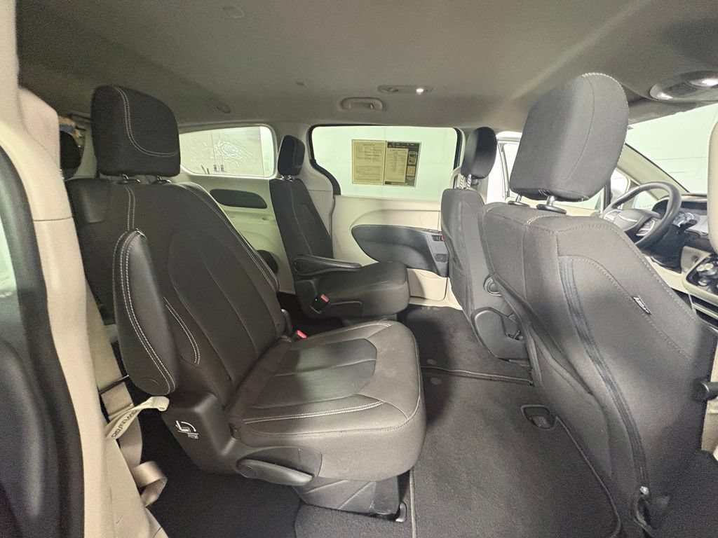 Used 2022 Chrysler Voyager LX FWD image 8