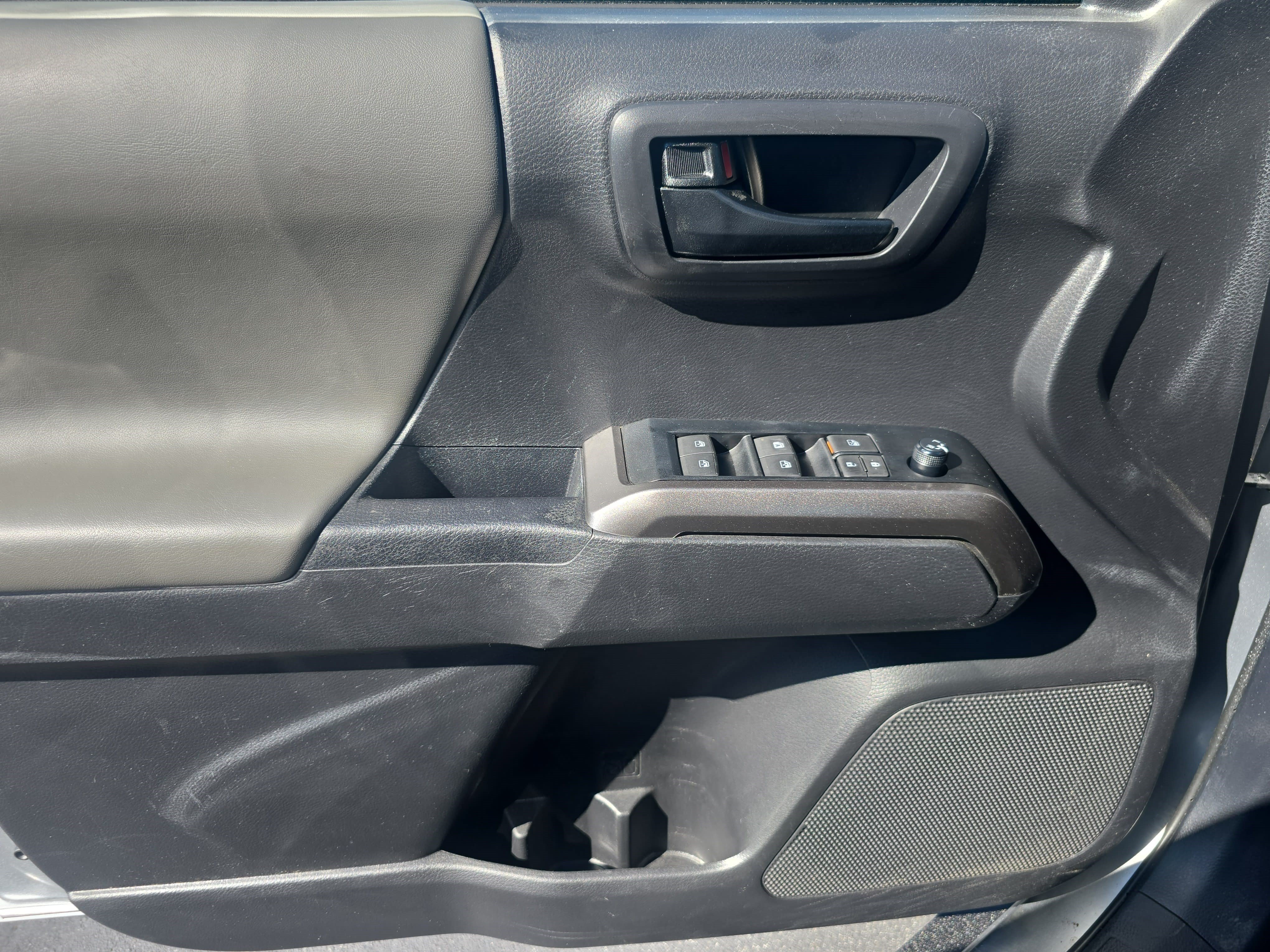 Used 2022 Toyota Tacoma SR5 RWD image 25