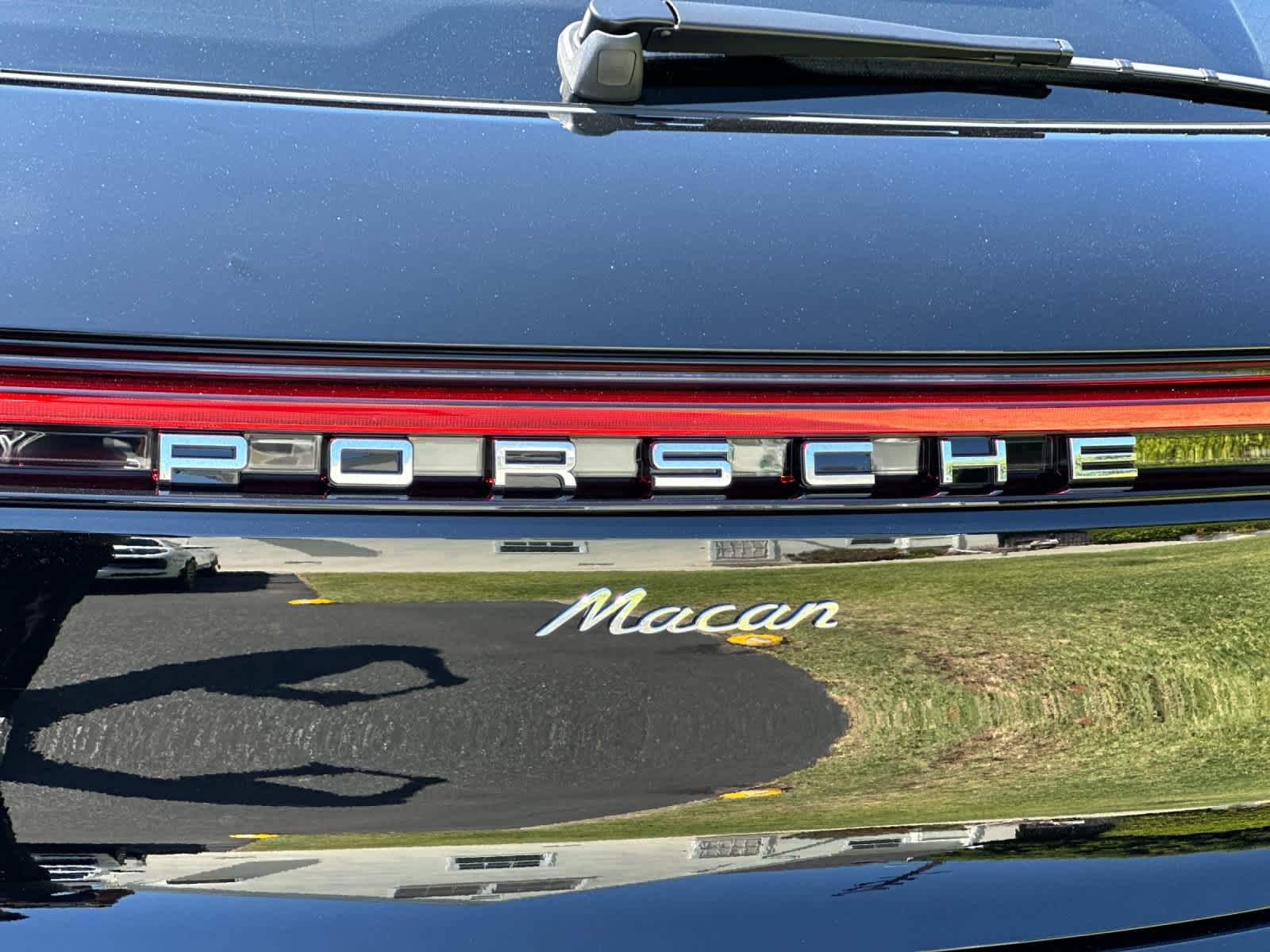 Certified 2025 Porsche Macan AWD/4WD image 31