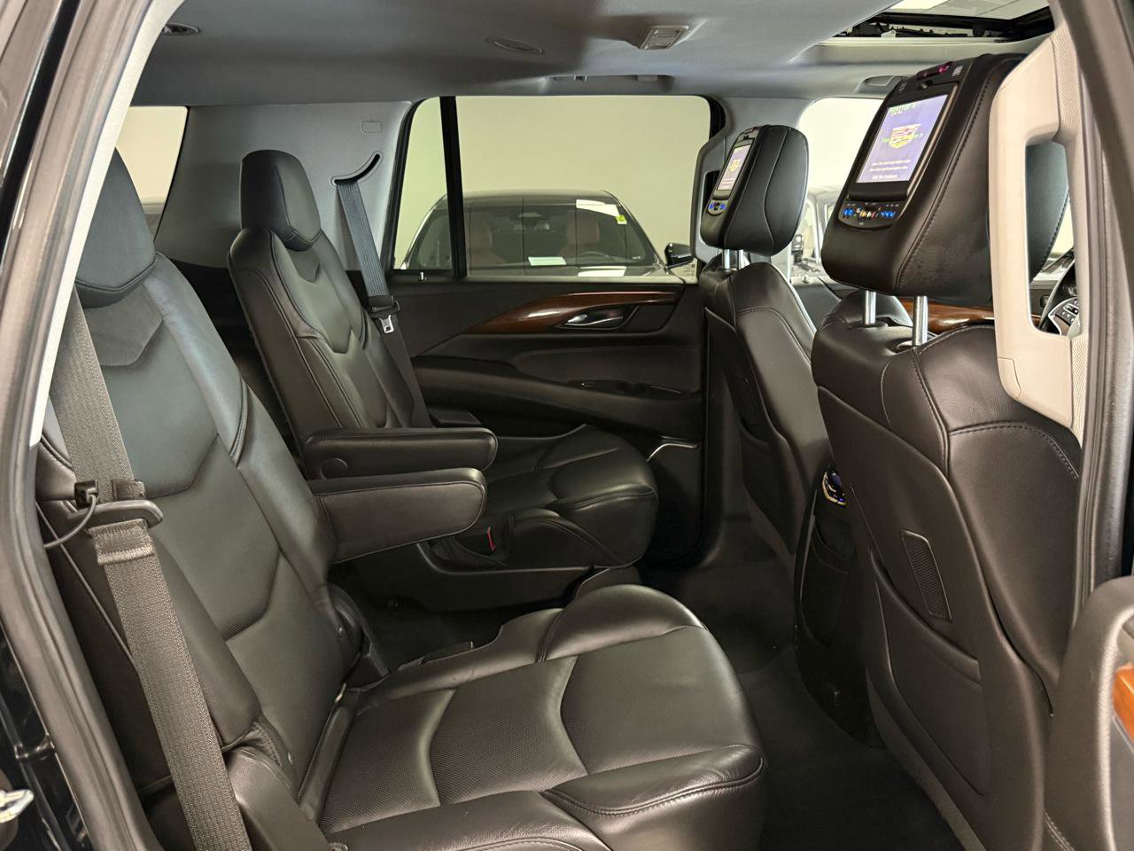 Used 2018 Cadillac Escalade Luxury AWD/4WD image 17