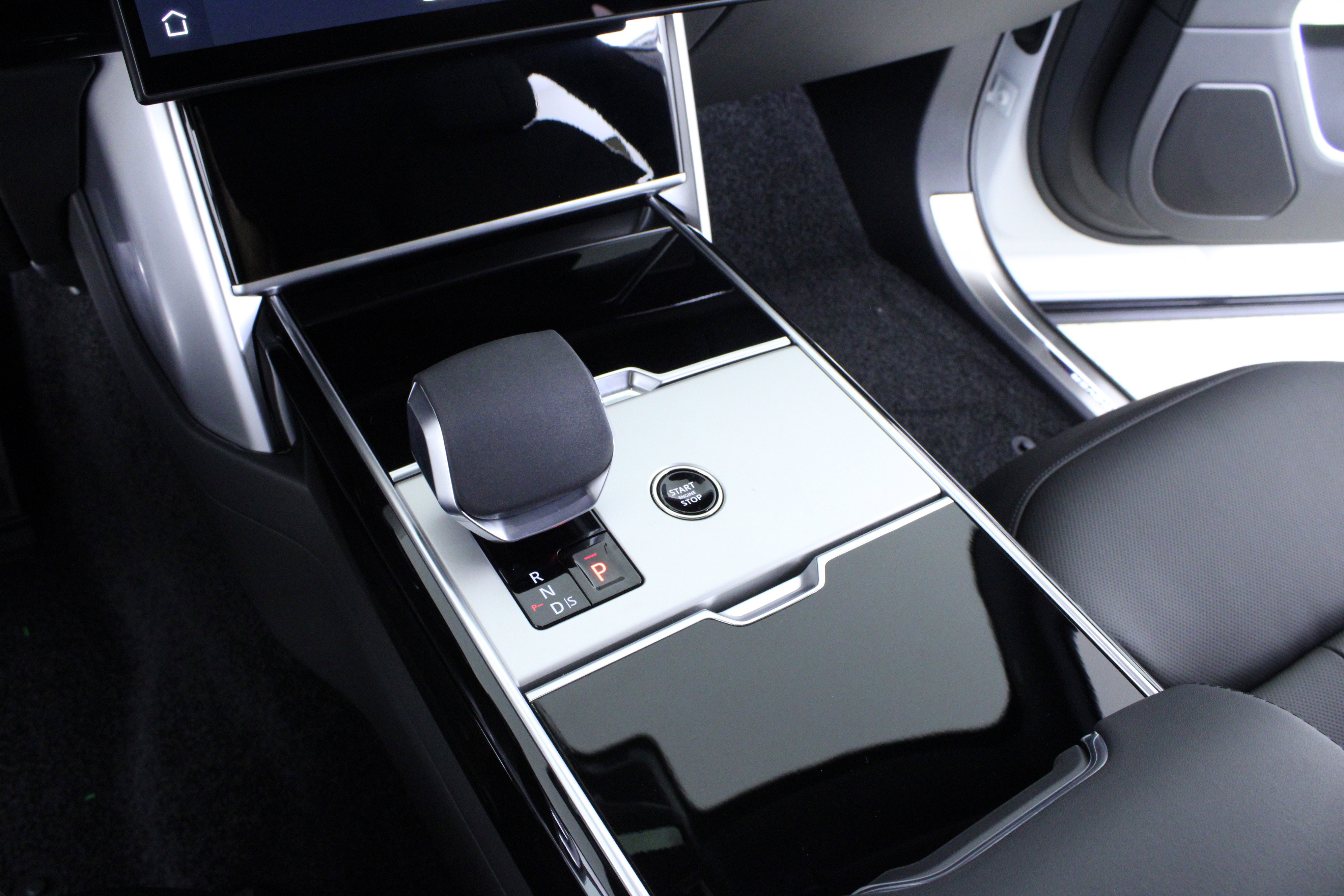 New 2026 Land Rover Range Rover Long Wheelbase SE image 22