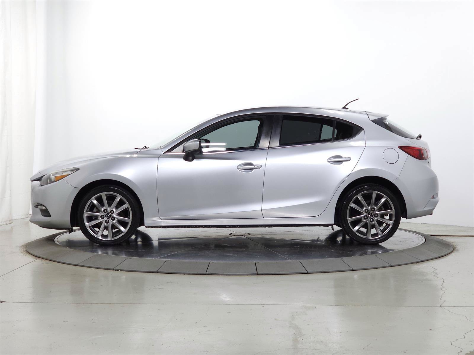 Used 2018 MAZDA MAZDA3 Touring FWD image 4