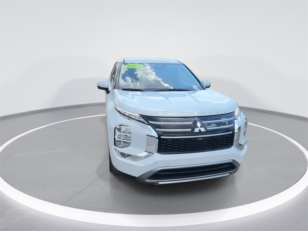 New 2025 Mitsubishi Outlander SE image 3