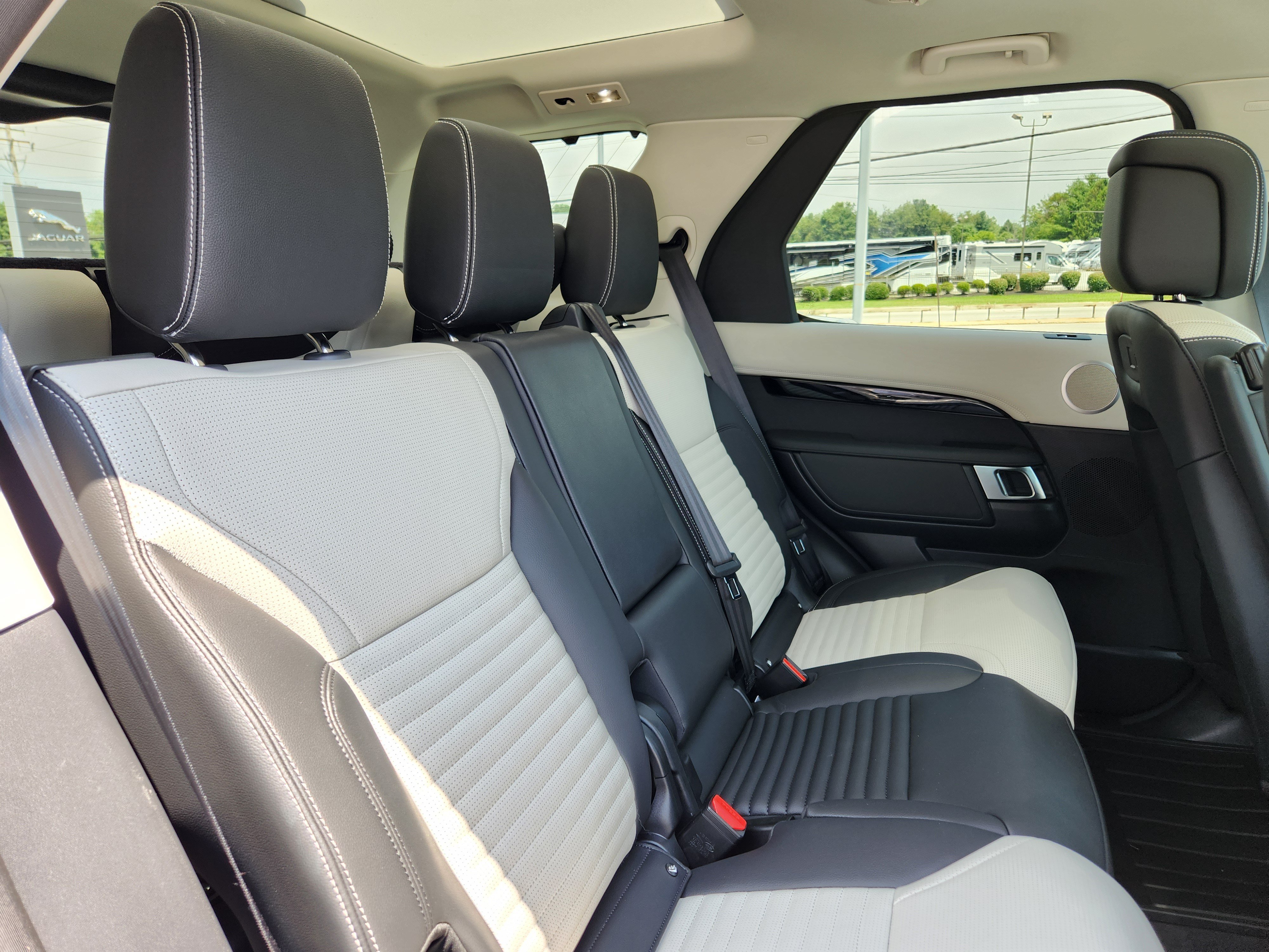Certified 2025 Land Rover Discovery S AWD/4WD image 15