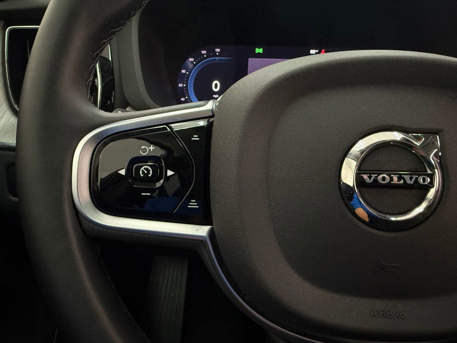 Used 2025 Volvo XC60 B5 Plus image 15