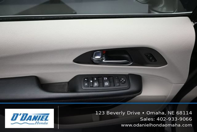 Used 2022 Chrysler Pacifica Touring-L FWD image 24