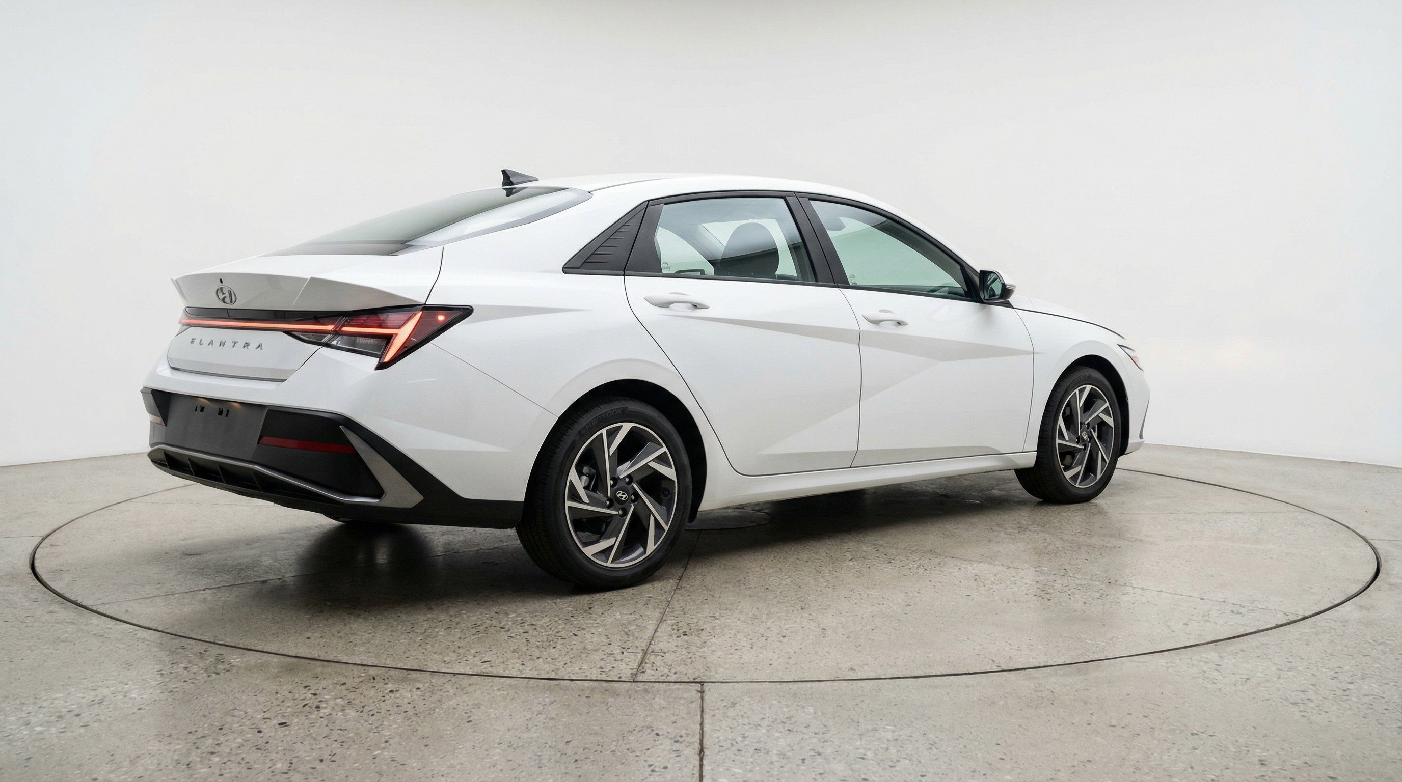 Used 2025 Hyundai Elantra SEL FWD image 9
