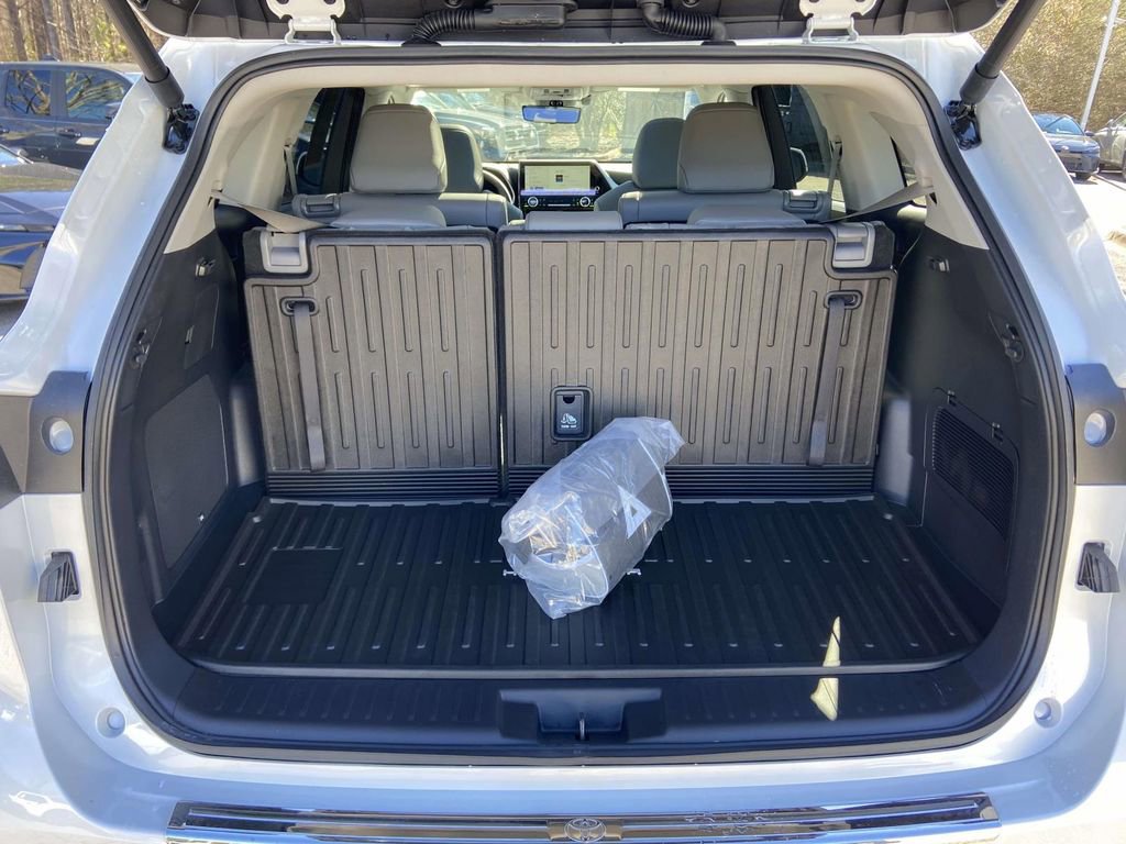 Used 2026 Toyota Highlander Limited image 10