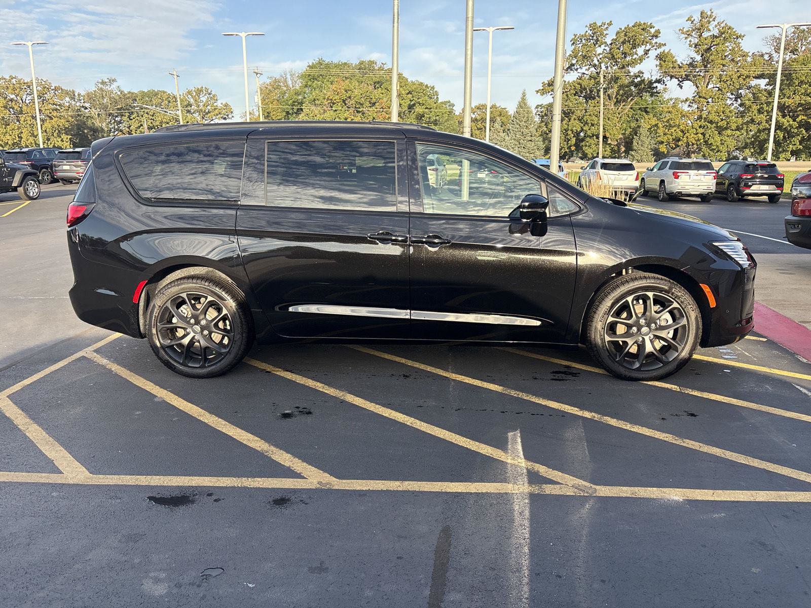 New 2027 Chrysler Pacifica Limited AWD/4WD image 4
