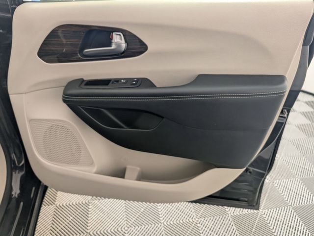 Used 2023 Chrysler Pacifica Limited image 36