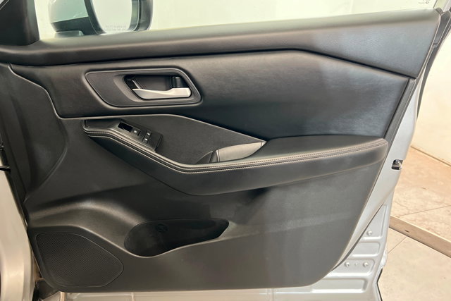 Used 2024 Nissan Rogue SV image 23