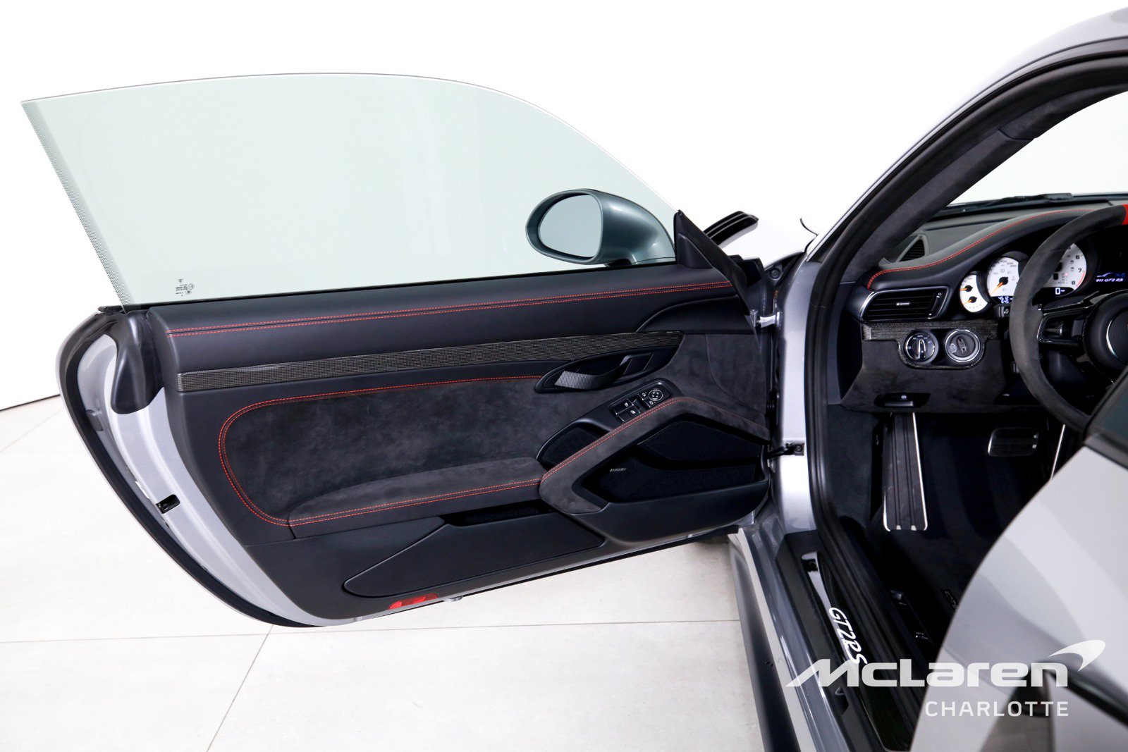 Used 2018 Porsche 911 GT2 RS w/ Weissach Package RWD image 10