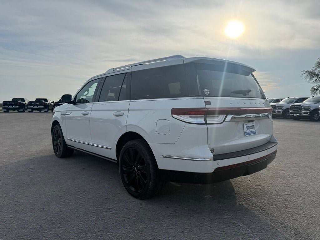 Used 2023 Lincoln Navigator Reserve AWD/4WD image 3