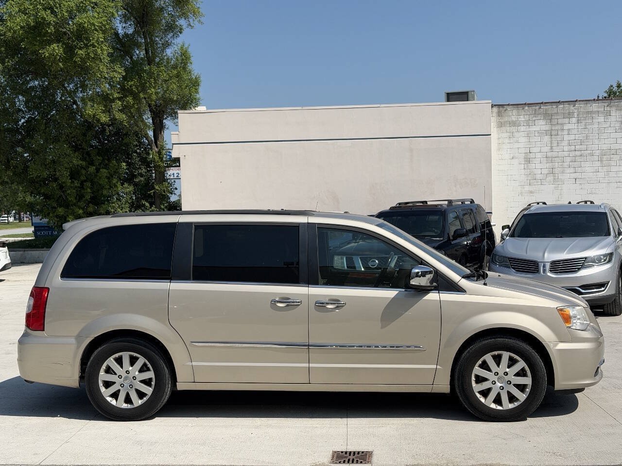 Used 2012 Chrysler Town & Country Touring-L w/ Entertainment Group #2 FWD image 5