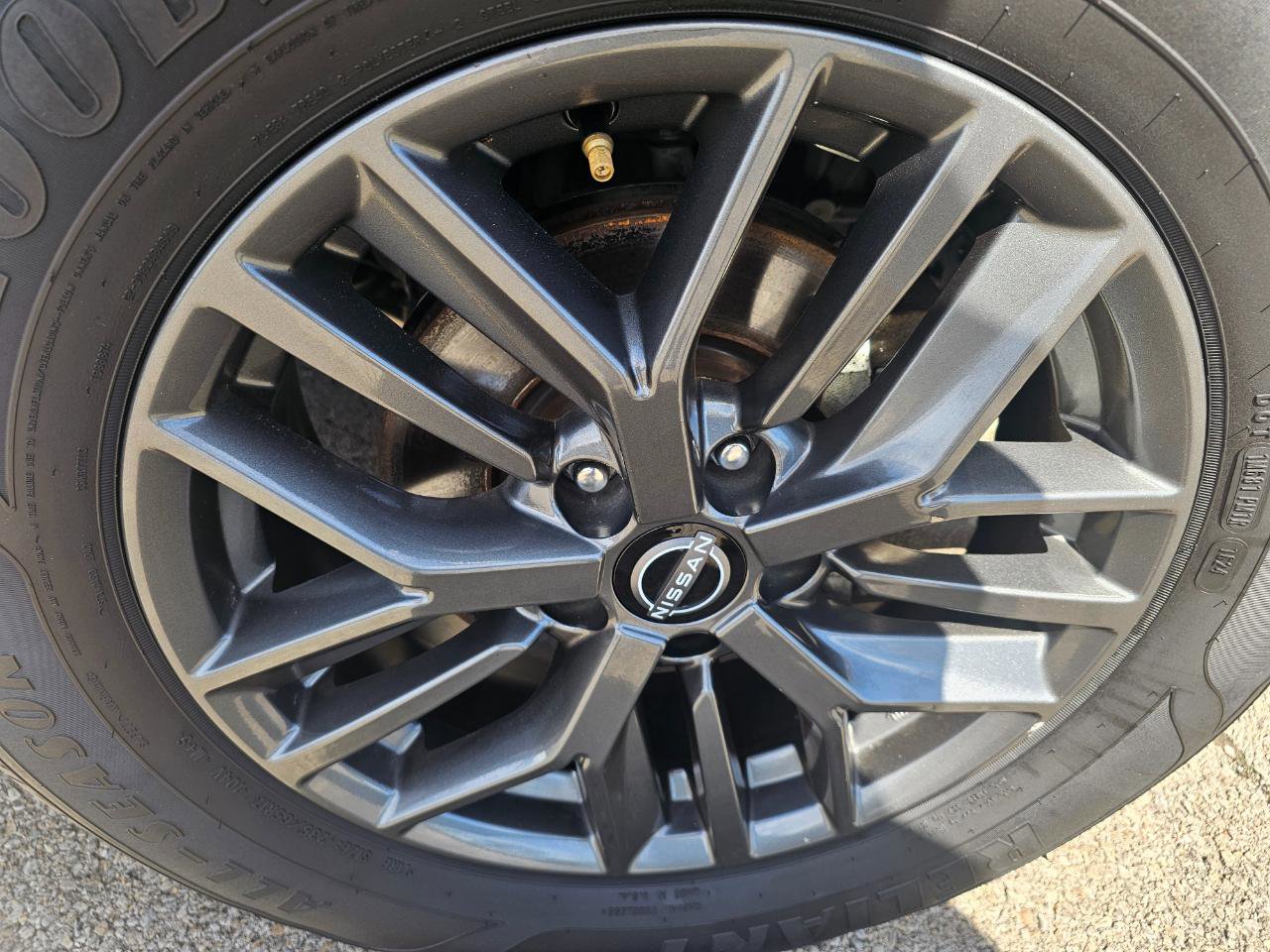 Used 2023 Nissan Rogue S image 15
