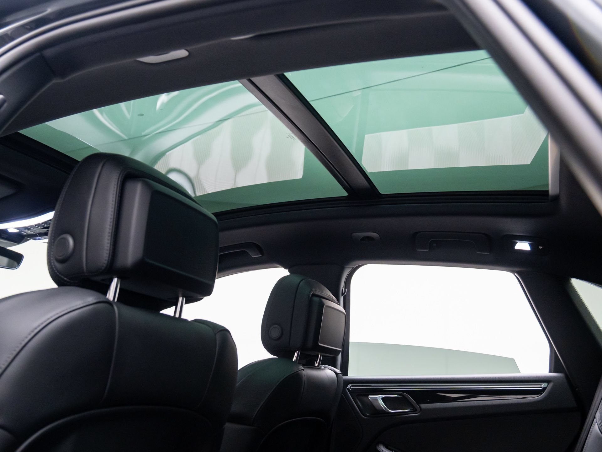 Certified 2026 Porsche Macan AWD/4WD image 18