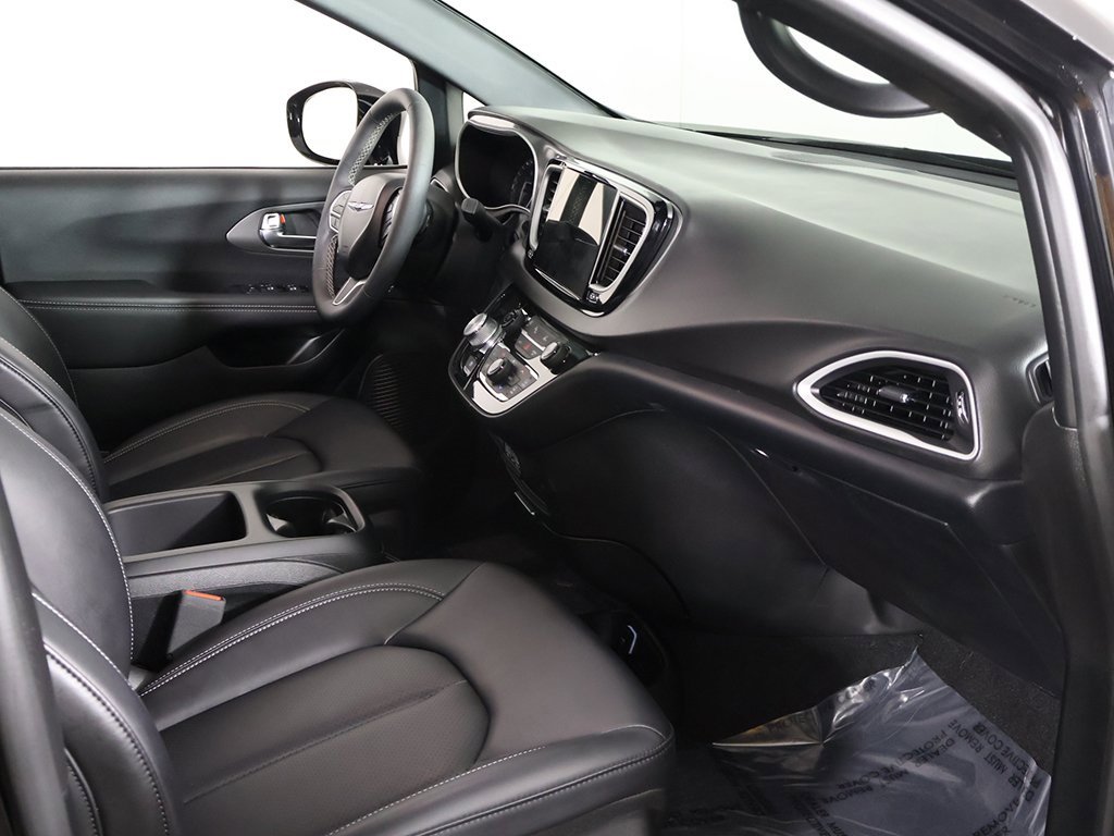 Used 2025 Chrysler Pacifica Select image 22