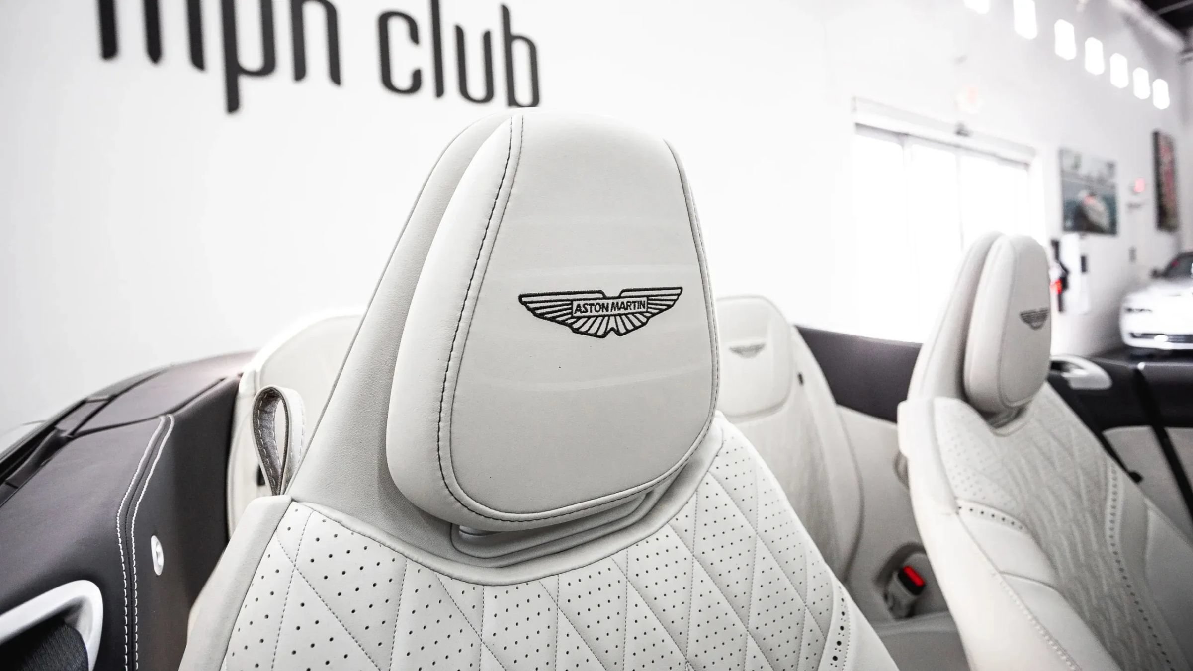 Used 2024 Aston Martin DB12 Convertible RWD image 34