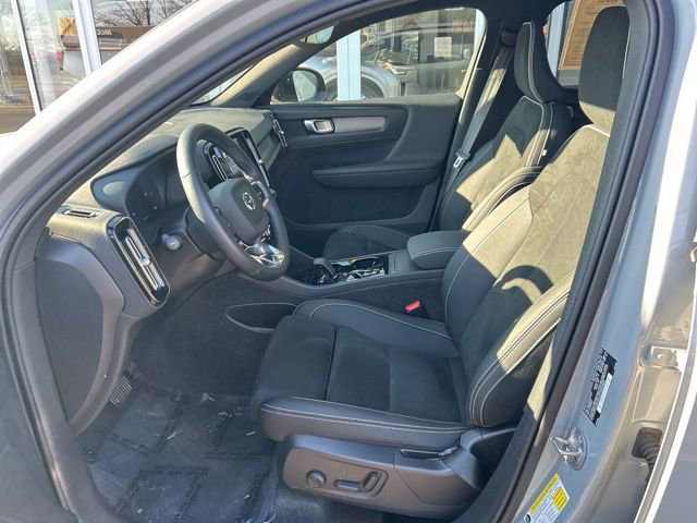 Certified 2025 Volvo XC40 B5 Plus AWD/4WD image 16
